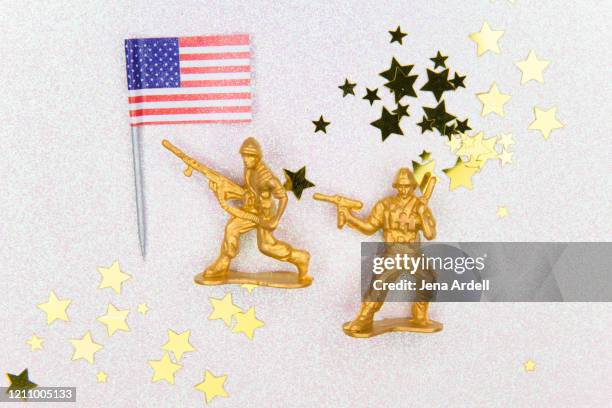 plastic army soldiers, plastic army men, conceptual image for military, violence, and politics - shiny toy gun stock-fotos und bilder