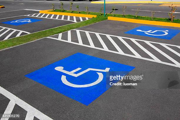barrierefreier parkplatz - handicap stock-fotos und bilder