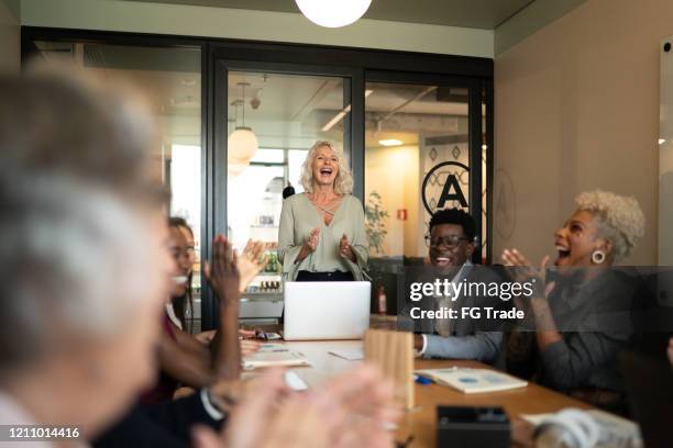 bedrijfsmensen die een presentatietoespraak in een bedrijfsvergadering toejuichen en vieren - build presents the cast of transparent stockfoto's en -beelden