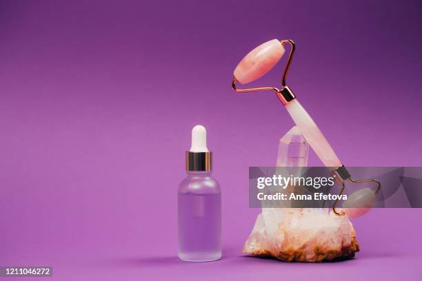 pink quartz face roller - verde jade imagens e fotografias de stock