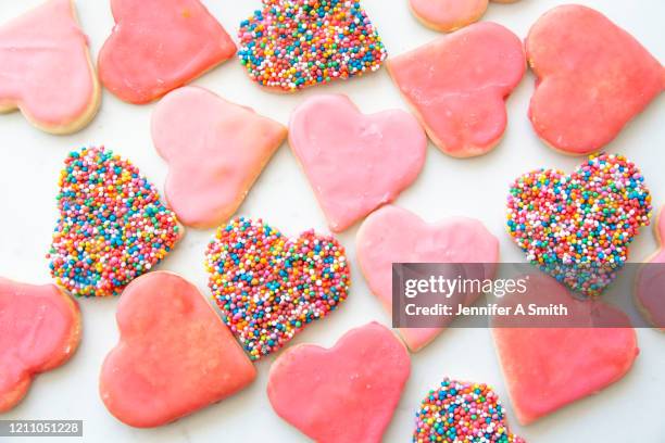 heart biscuits - candy hearts stockfoto's en -beelden