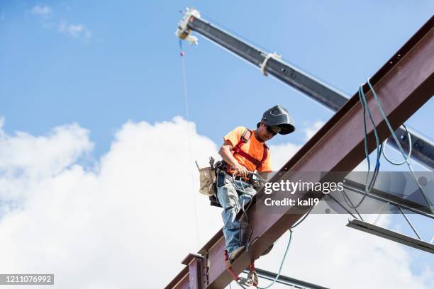 trabajador de hierro en el sitio de construcción instalando orja de techo - obrero-siderúrgico fotografías e imágenes de stock