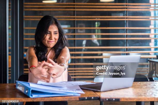 mujer tomando un descanso después de una larga hora de trabajo en un café - acabar fotografías e imágenes de stock