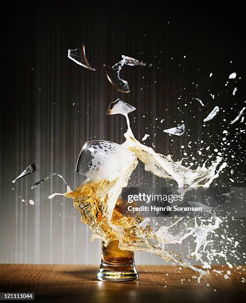 beer glass exploding - exploding glass 個照片及圖片檔