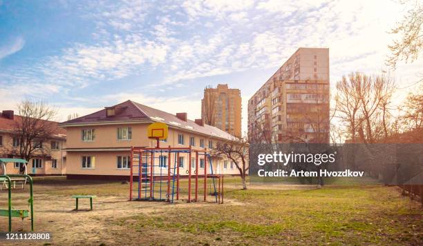 elementary school in residential district - elementary school building stock pictures, royalty-free photos & images