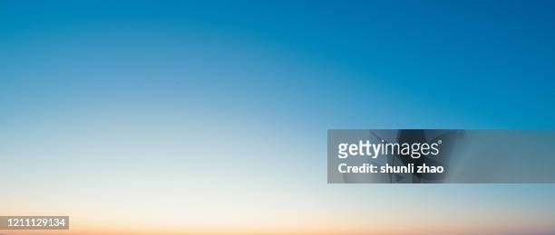 the gradual color of the sky at sunset - clear sky bildbanksfoton och bilder