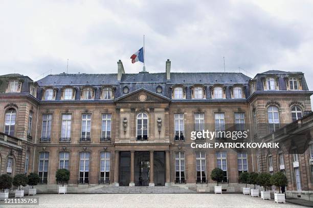 Vue générale prise le 12 septembre 2001 de la cour du Palais présidentiel de l'Elysée à Paris, où le drapeau tricolore est en berne, au lendemain des...