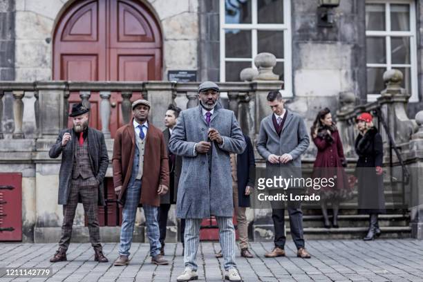 gruppo di gangster men vintage in una città vecchia - gangster foto e immagini stock