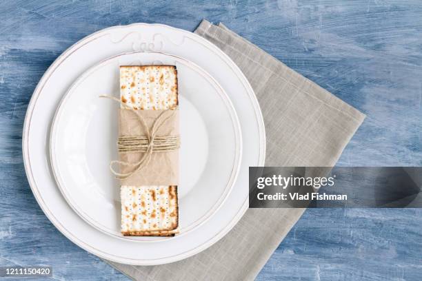 white plate with matzah - passover symbols stock-fotos und bilder