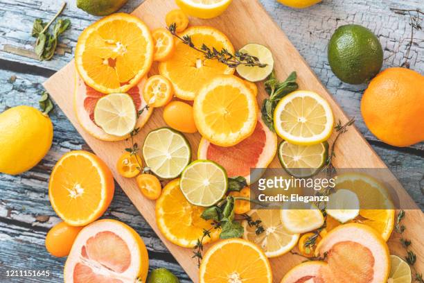 まな板の柑橘類のスライス - グレープフルーツ ストックフォトと画像