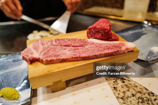 kobe beef being prepared teppanyaki style in kobe, japan - rindfleisch stock-fotos und bilder