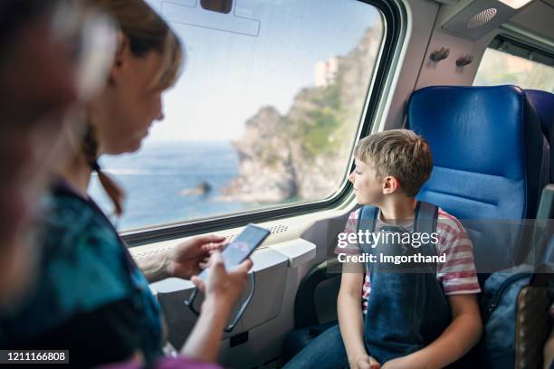 mutter und sohn reisen mit dem zug in cinque terre, italien - familie in der bahn stock-fotos und bilder