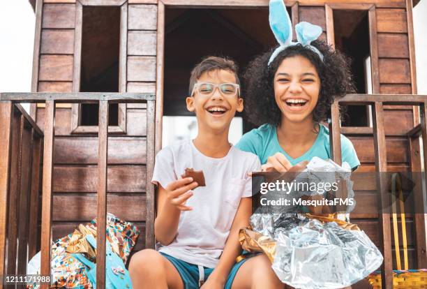 kinder essen schokolade osterei - sharing chocolate stock-fotos und bilder