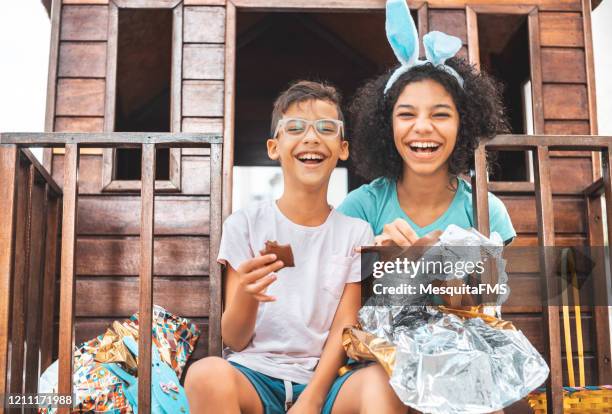 children eating chocolate easter egg - happy family eating stock pictures, royalty-free photos & images