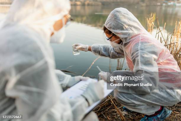 chemische test van water - radioactiviteit stockfoto's en -beelden