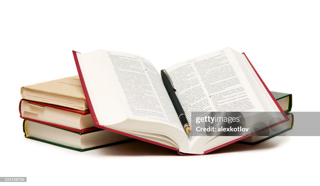 Eröffnete Buch mit Feder