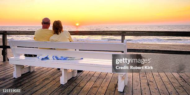 paar im morgengrauen – bethany beach, delaware - bethany beach stock-fotos und bilder