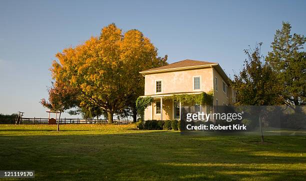 chester county, pennsylvania, farm house - rural scene stock-fotos und bilder