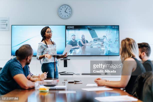 colegas discutindo na sala de reuniões durante videoconferência - meeting room - fotografias e filmes do acervo