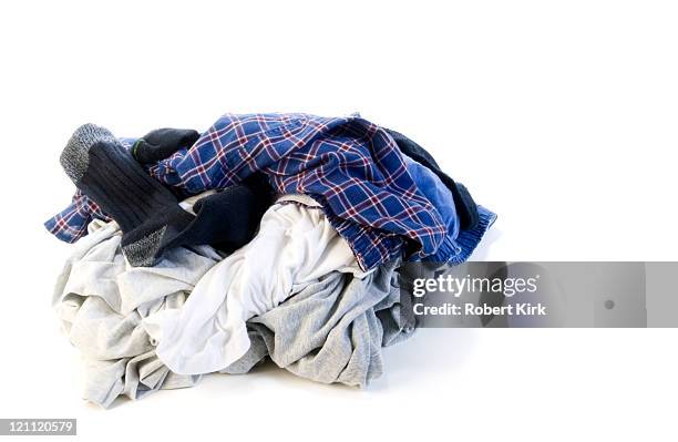 wäscherei im haus - pile of clothes stock-fotos und bilder