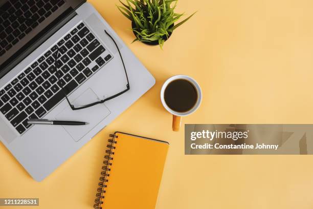notebook and laptop on work desk - desk from above fotografías e imágenes de stock