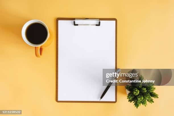 clipboard and coffee mug on work desk - klemmbrett stock-fotos und bilder