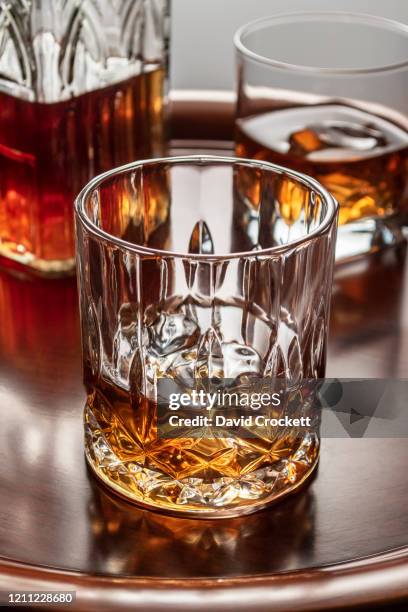 scotch whiskey decanter and glass - scotch whisky stock-fotos und bilder