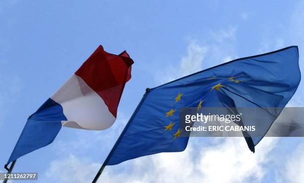 Le drapeau européen et le drapeau français flottent sur l'hôtel de ville de Toulouse, le 23 septembre 2004. Les Français, qui doivent être consultés...
