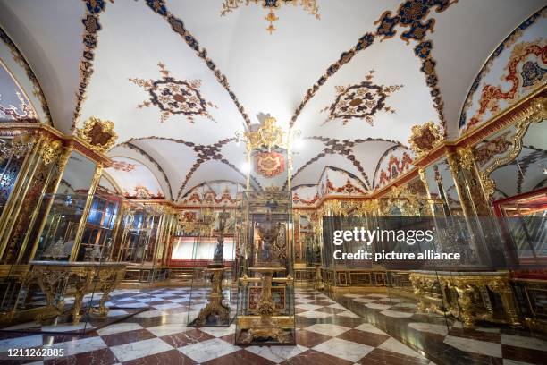 April 2020, Saxony, Dresden: The display case in the Jewel Room in the Historic Green Vault in the Dresden Palace of the Dresden State Art...