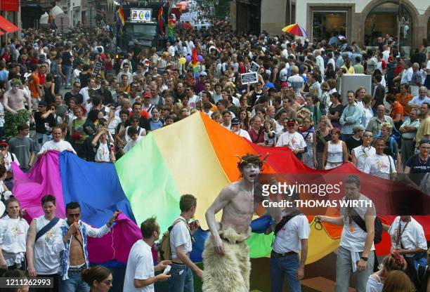 Plus d'un millier de personnes défilent le 15 juin 2002 dans les rues de Strasbourg lors de la première Gay pride jamais organisée dans la capitale...