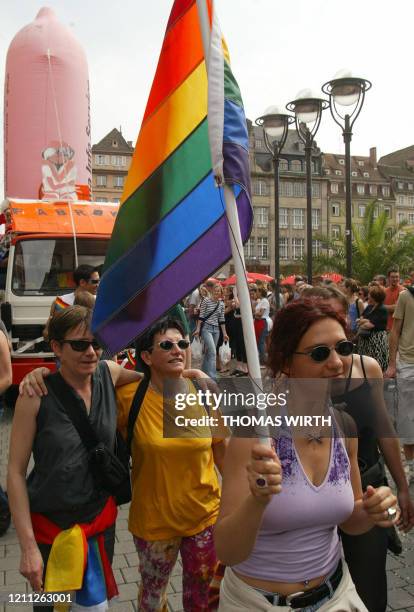 Une personne brandit le drapeau homosexuel, le 15 juin 2002 à Strasbourg, lors de la première Gay pride jamais organisée dans la capitale alsacienne....