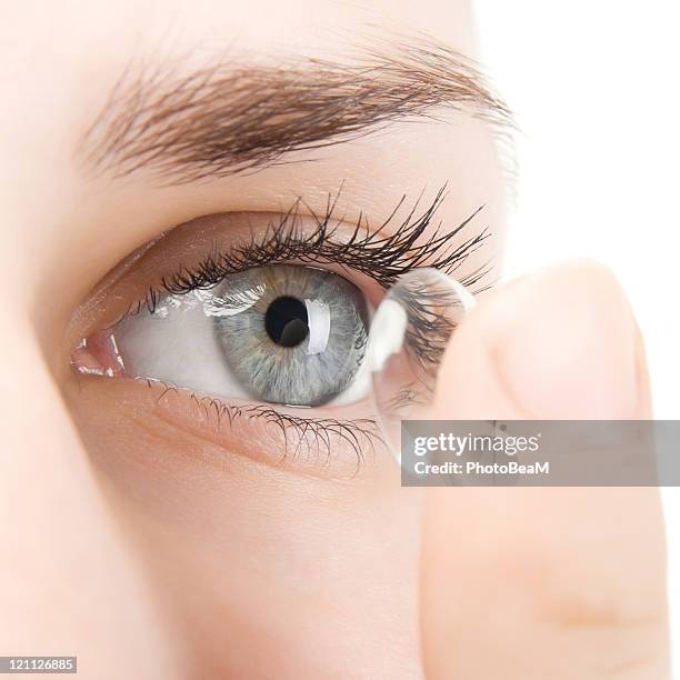 femme mettant sur oeil lentille de contact - insérer photos et images de collection