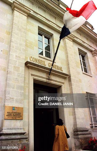 Photo de l'entrée du Conseil général d'Indre et Loire à Tours le 02 octobre, où cinq cadres du Conseil général ont été mis en examen pour "production...