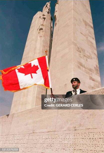 Un porte drapeau canadien monte la garde, le 09 avril, au Mémorial canadien de Vimy, lors de la commémoration du 80e anniversaire de la plus grande...