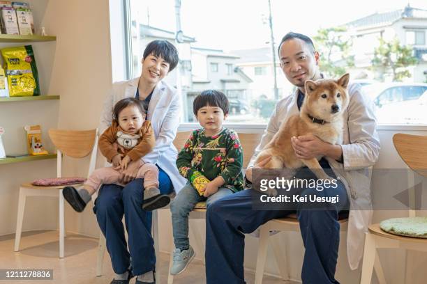 animal hospital family - only japanese stock pictures, royalty-free photos & images