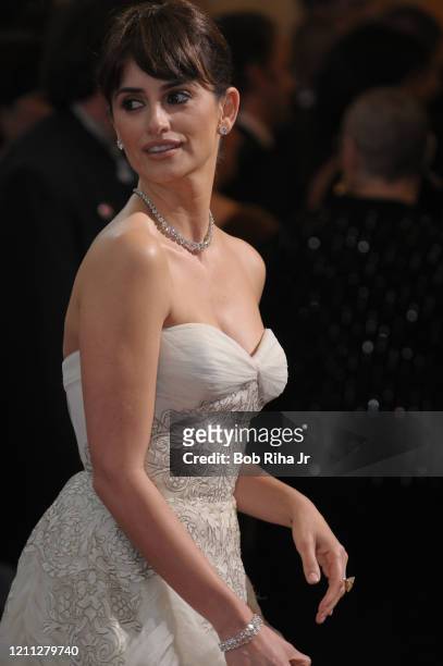 Penelope Cruz arrives to the 81st Annual Academy Awards Show at the Kodak Theater, February 22, 2009 in Los Angeles, California.