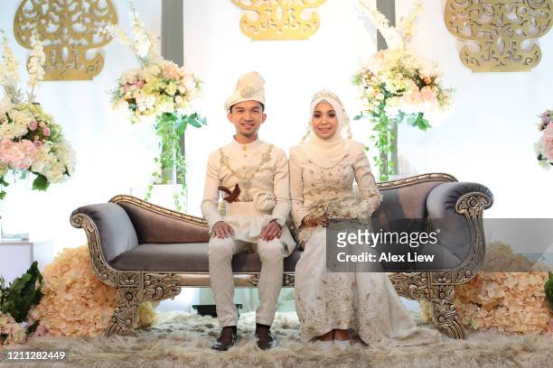 modern muslim bride and groom - muslim wedding stock pictures, royalty-free photos & images