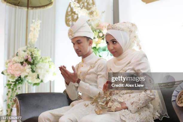 modern muslimsk brud och brudgum - wedding ceremony bildbanksfoton och bilder