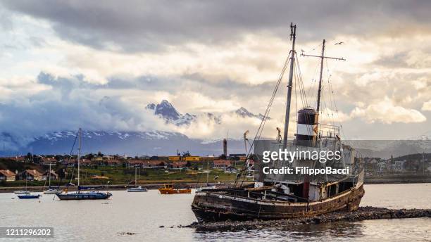 geerdetes altes boot im hafen von ushuaia - ushuaia stock-fotos und bilder
