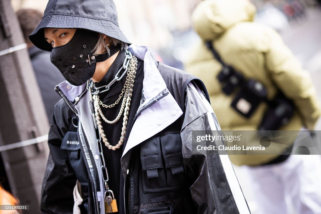 Street Style  - Paris Fashion Week - Womenswear Fall/Winter 2020/2021 : Day Six