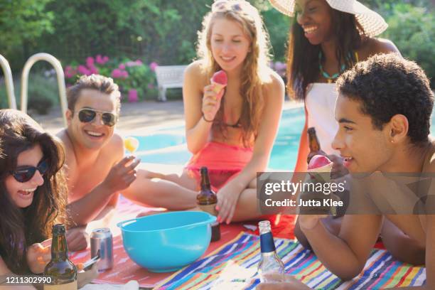 teenage friends enjoying beer and ice cream at summer poolside - tomando sorvete imagens e fotografias de stock