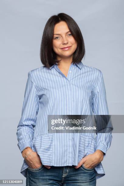 portrait confident woman in blue and white striped blouse - blusa camisas fotografías e imágenes de stock