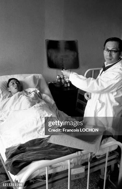 Malade et son docteur dans le service de radiologie de l'hôpital de Shanghai en 1980, Chine.