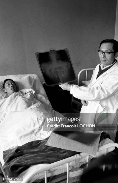 Malade et son docteur dans le service de radiologie de l'hôpital de Shanghai en 1980, Chine.