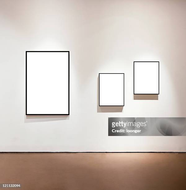 cuadros en blanco en la pared en la galería de arte - exhibition fotografías e imágenes de stock