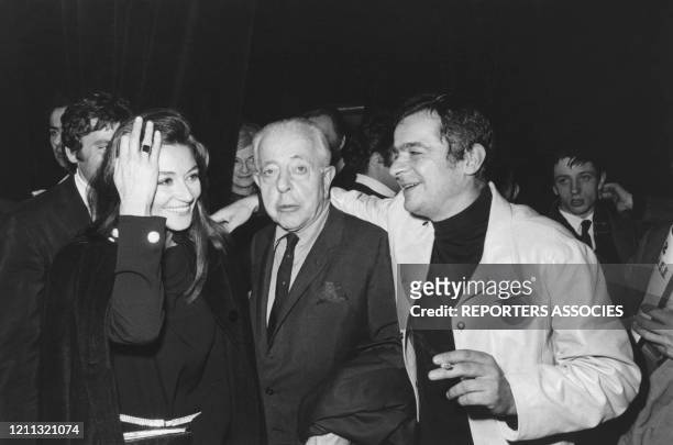 Jacques Prévert entouré d'Anouk Aimée et de Serge Reggiani, France, circa 1960.