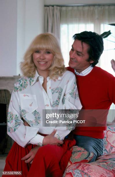 Mireille Darc et Alain Delon chez eux, à Paris, en France, le 22 mars 1978.
