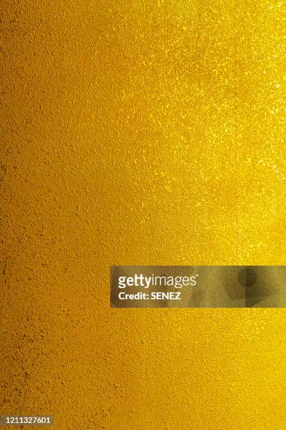 golden texture background - tin foil costume - fotografias e filmes do acervo