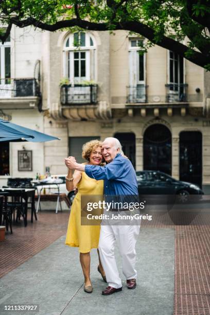 personas de la tercera edad hispanas bailando el tango al aire libre en buenos aires - tango fotografías e imágenes de stock