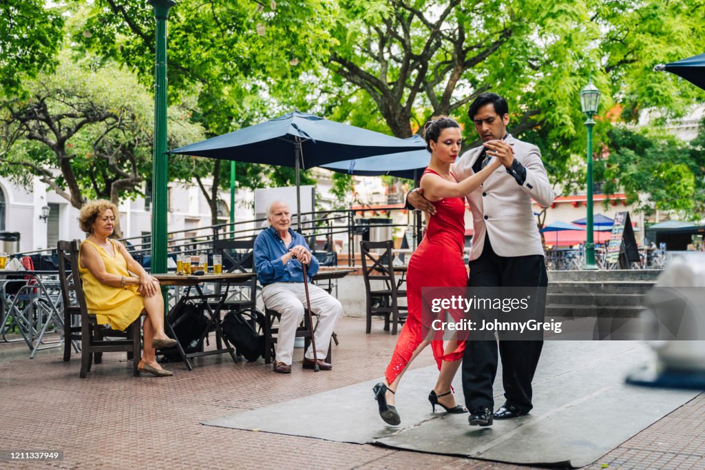Senioren beobachten fachkundige junge Paar tanzen den Tango